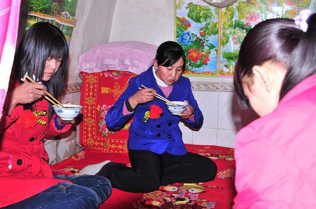 真实的陕北窑洞生活，富裕人家与穷苦人家差距大！