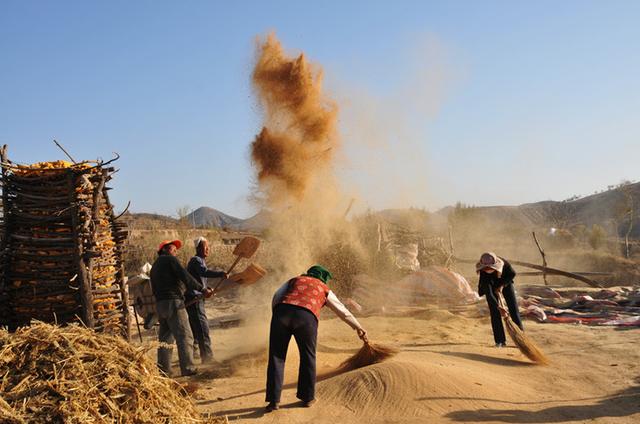 真实的陕北窑洞生活，富裕人家与穷苦人家差距大！