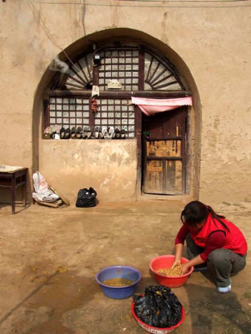 真实的陕北窑洞生活，富裕人家与穷苦人家差距大！