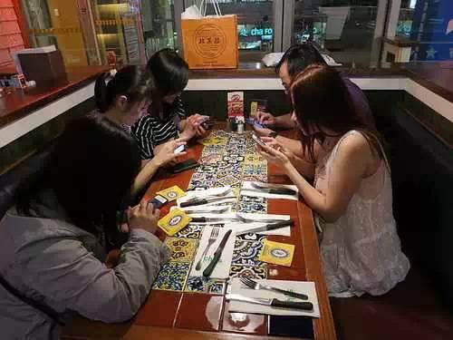 有手机的广东人注意！看完保证你唔会再玩手机！